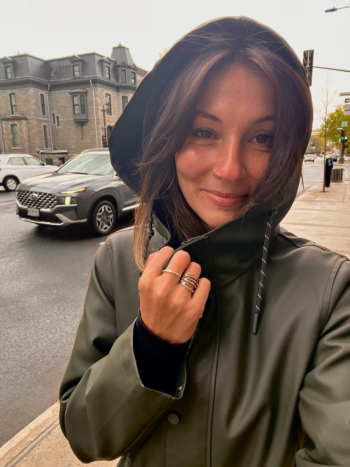 Dalia sous la pluie en ville, capuche relevée