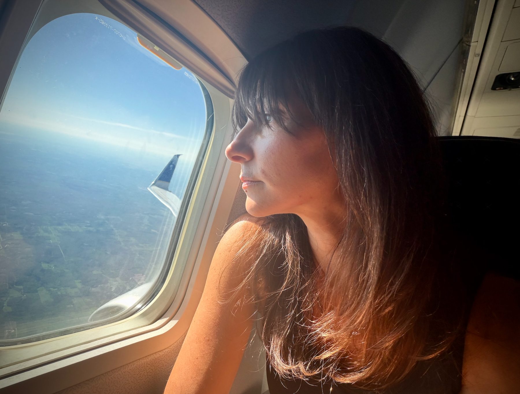 Dalia regarde par le hublot d'un avion