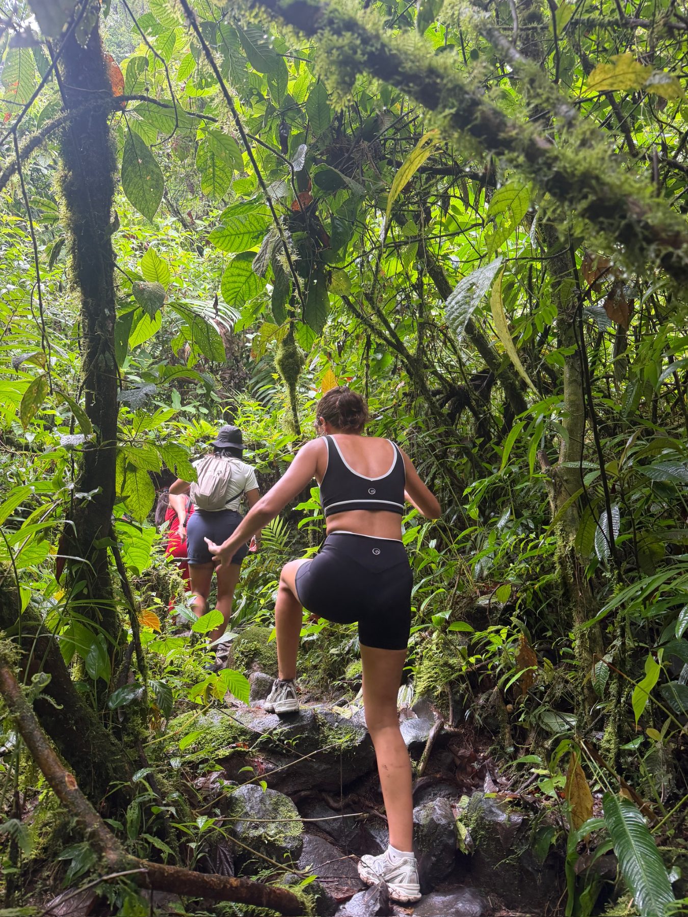 Dalia grimpe un sentier dans la jungle